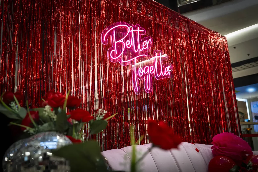 Decoración especial, mobiliario temático, azafata y fotógrafo para la campaña de San Valentín 2024 en CC Nivaria – producción Eventalia Group