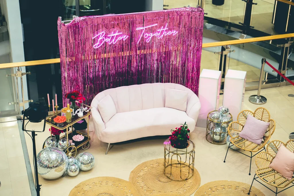 Set decorativo de San Valentín con experiencia fotográfica en el Centro Comercial Nivaria, diseñado por Eventalia Group