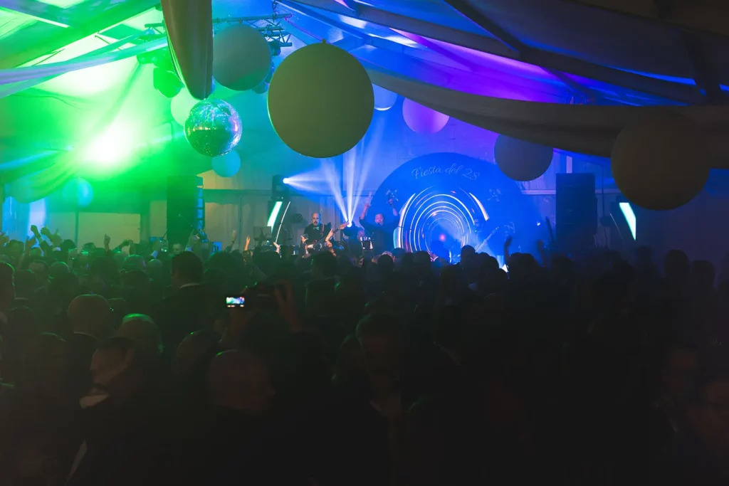 Sonido, iluminación, decoración, fotografía, vídeo y contratación de artistas para la Fiesta del 28 en el Real Club de Golf de Tenerife – diciembre 2024 – Eventalia Group