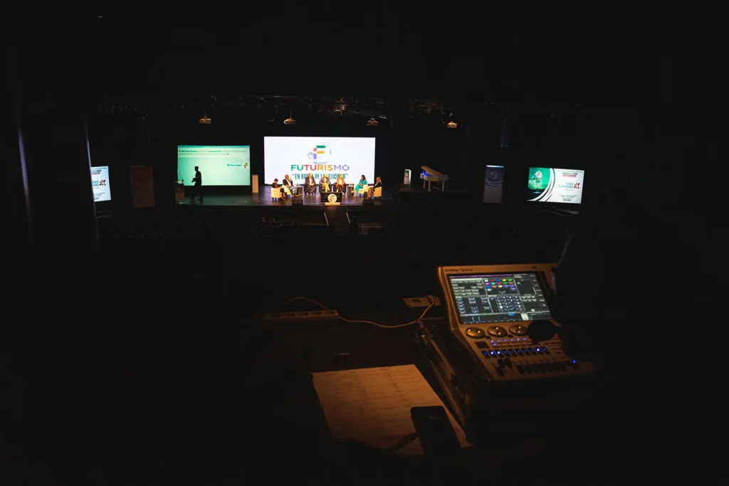Evento Futurismo 2022 en Pirámides de Arona, Tenerife, con pantallas LED, mobiliario, decoración y coordinación – producción Eventalia Group