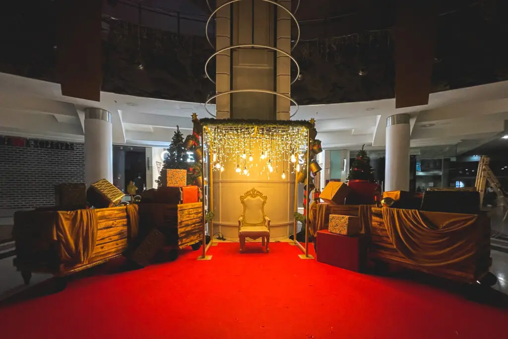 Decoración navideña, iluminación de ambientes y túnel LED en el Centro Comercial Meridiano de Santa Cruz de Tenerife – producción Eventalia Group