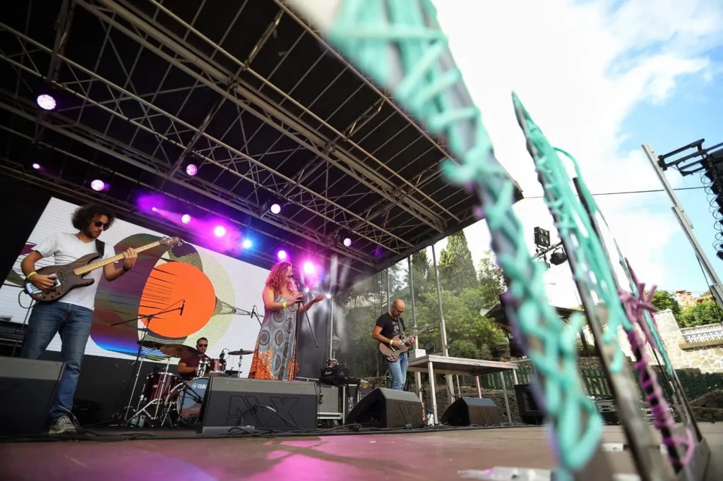 Montaje de escenario móvil y sonido para conciertos en La Manta Fest 2022 en Tenerife – producción técnica de Eventalia Group