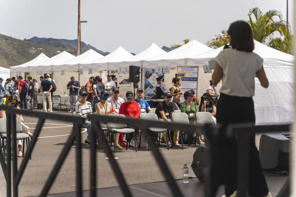 Producción integral de la II Muestra de Profesiones 2024 en Santa Cruz: organización, diseño gráfico, impresión, logística y difusión – Eventalia Group