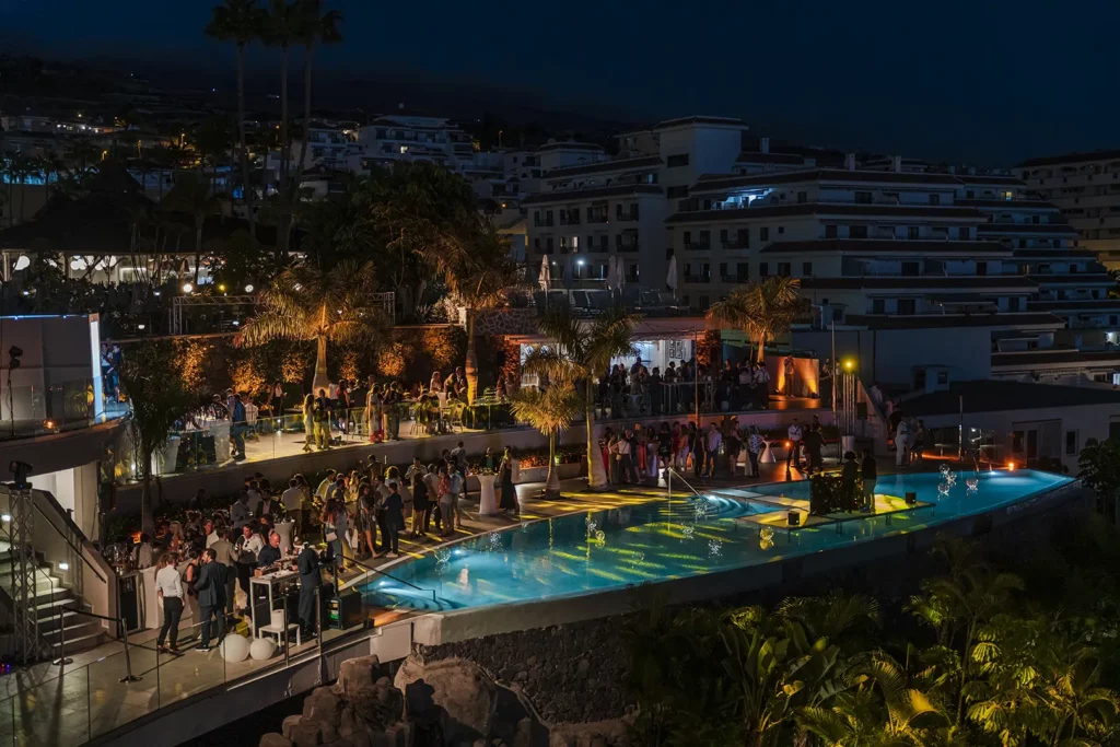 Sonido, iluminación y soporte técnico integral para la Partner Party 2024 en Landmar Playa La Arena, con Musicalia Bodas y coordinación de Daniela Henao – Eventalia Group
