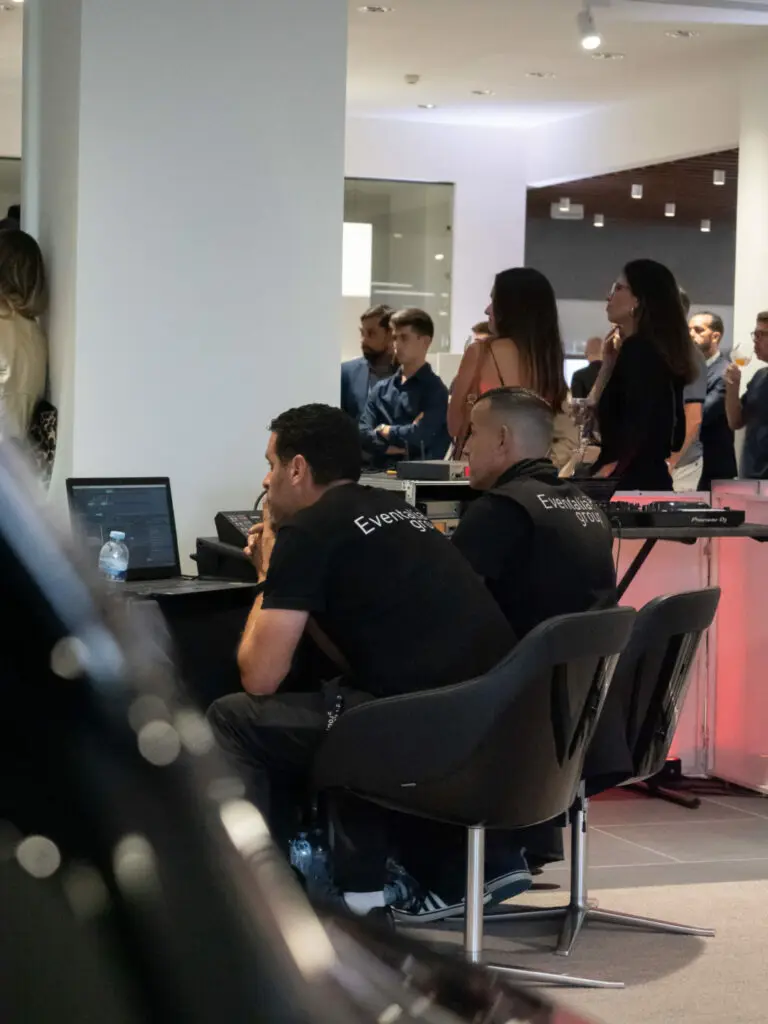 Evento de presentación Porsche en Tenerife con DJ, iluminación, sonido, fotógrafo y coordinación – producción de Eventalia Group