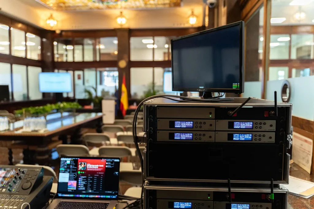 Evento de presentación de presupuestos del Banco de España en Tenerife con fotografía, sonido, pantallas y coordinación – Eventalia Group
