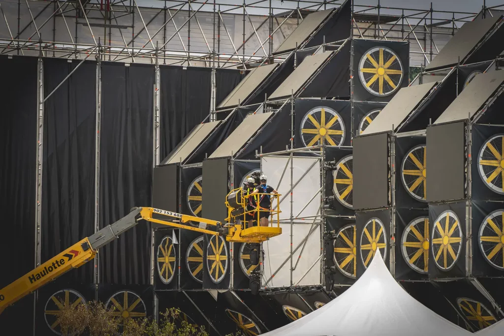 Instalación de pantallas LED e iluminación profesional para el Sunblast Festival 2024, uno de los festivales más importantes de Tenerife – Eventalia Group