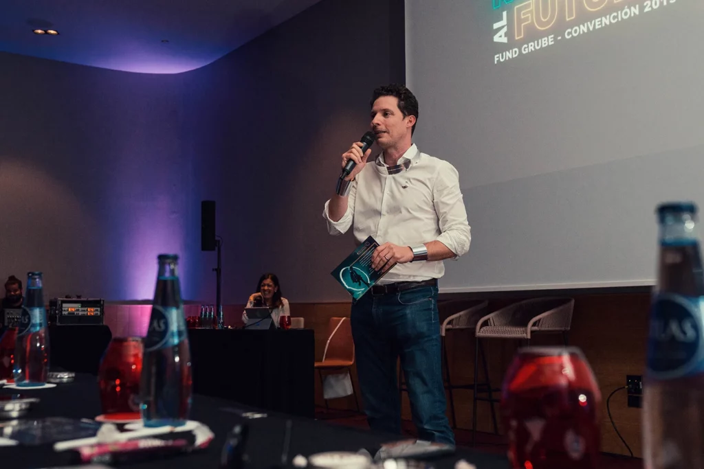 Convención en eventos, microfonía, sonido, iluminación