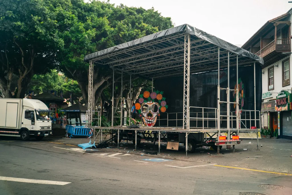 Montaje de escenario móvil por Eventalia Group en Tenerife. Producción técnica de eventos en Canarias.