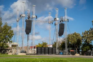 Vista general del sistema de sonido profesional Adamson Vergence, compuesto por recintos VGt y subwoofers VGs, montado para las pruebas técnicas en Eventalia Group Canarias.