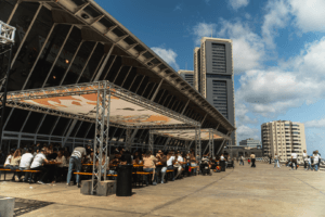 Logística y confort: Equipamiento de mobiliario para festivales gastronómicos.