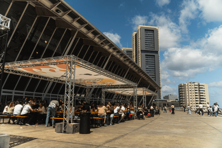 Logística y confort: Equipamiento de mobiliario para festivales gastronómicos.