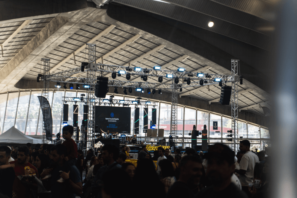 Montaje de escenario de gran formato con estructuras truss y pantallas LED para el Burger Fest Canarias por Eventalia Group.