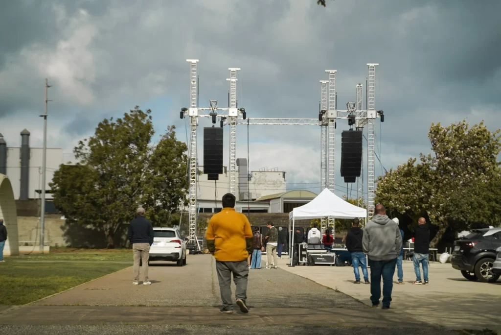 Técnicos de sonido y productores de eventos en Canarias realizando una prueba de escucha y test de rendimiento del sistema Adamson Vergence (VGt y VGs) en la nave de Eventalia Group.