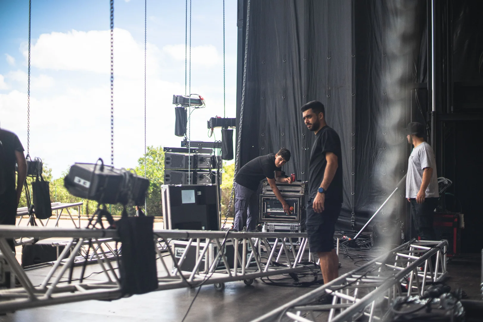 Montaje técnico en escenario antes del evento.