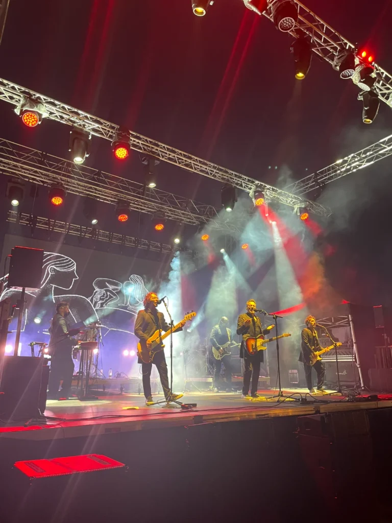 Banda de música actuando en escenario iluminado