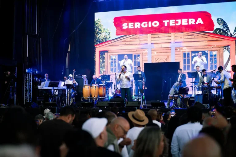 Escenario con pantalla en Festival Latino de La Laguna