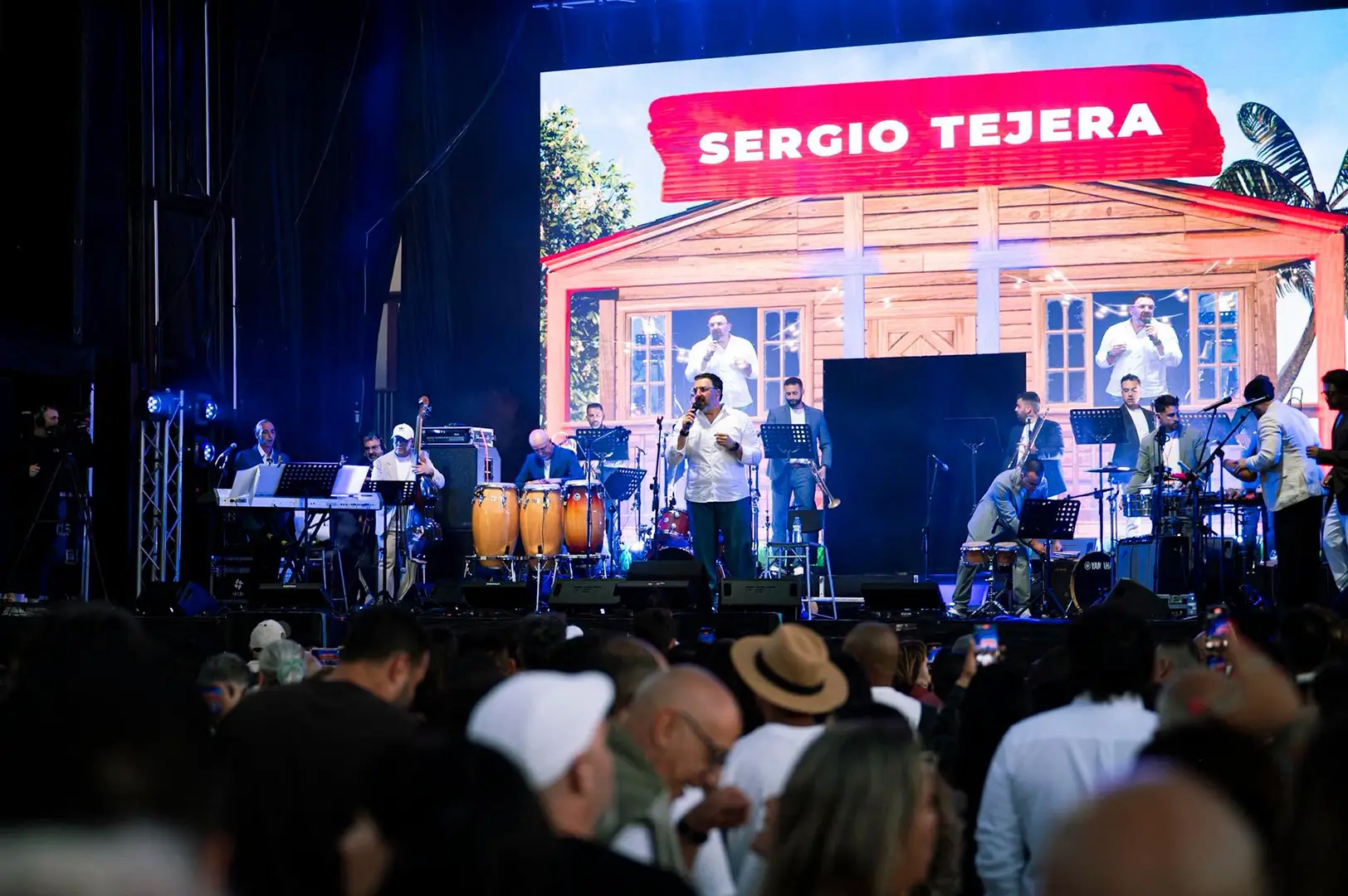 Escenario con pantalla en Festival Latino de La Laguna