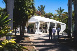 La carpa rodeada de gente.